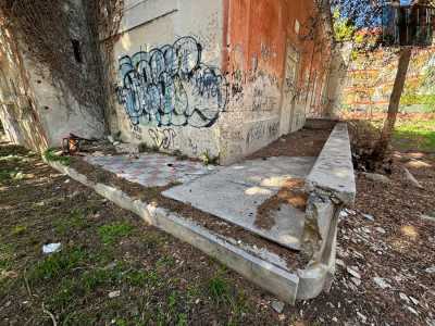 ...e la pavimentazione a mattonelle dell�atrio
